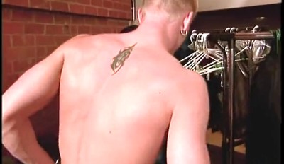 MUSCLE MODELS UNDRESS & STRIP TOGETHER BACKSTAGE